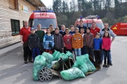 Gruppenfoto nach der Flursäuberungsaktion